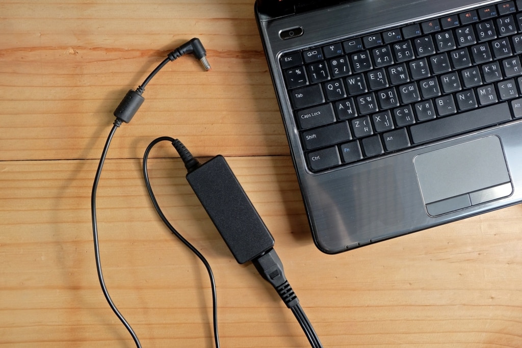 ノートパソコンが充電できない原因と対処法5つ！メーカー別の対処法や