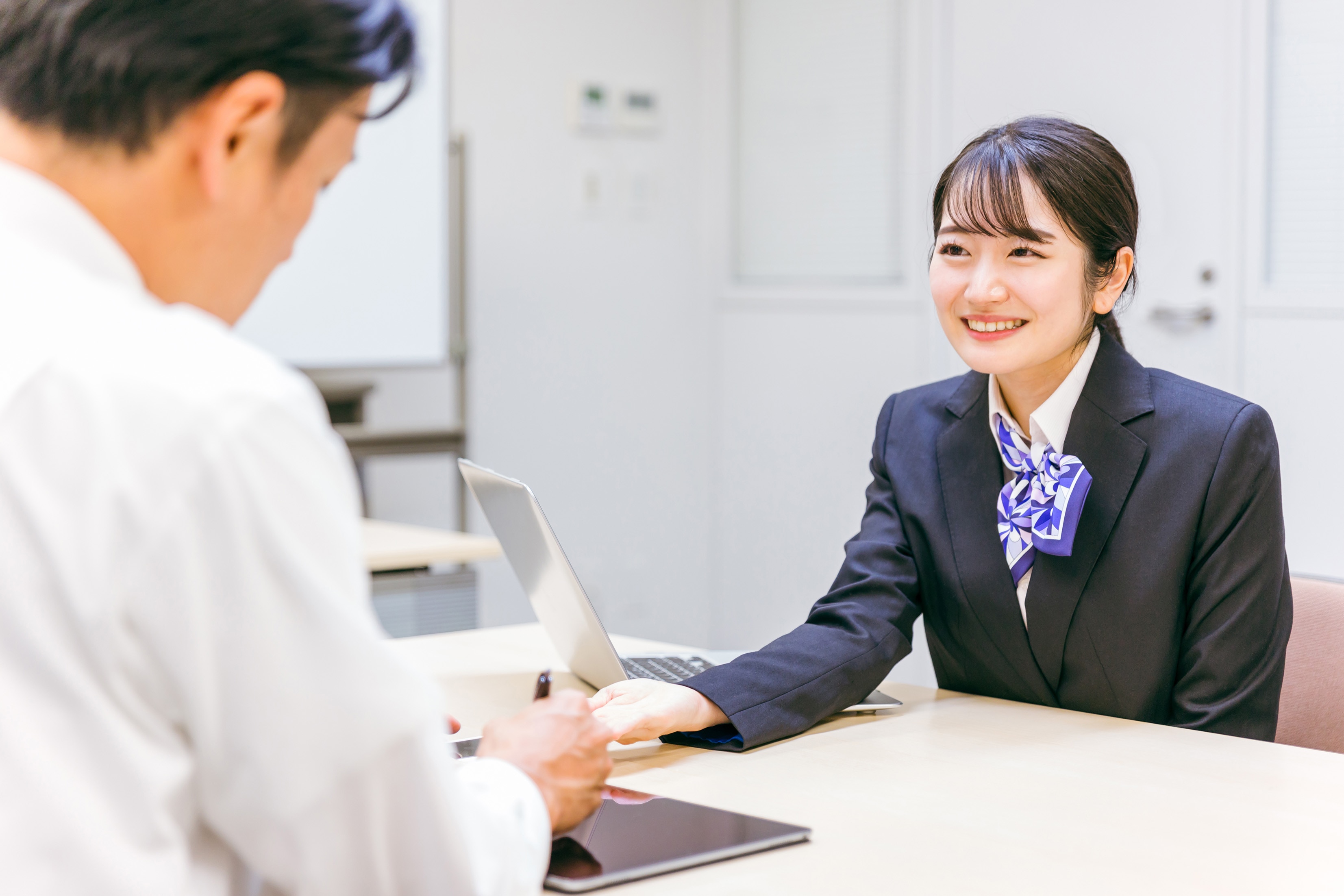 制服を着用してお客様対応をしている女性の写真