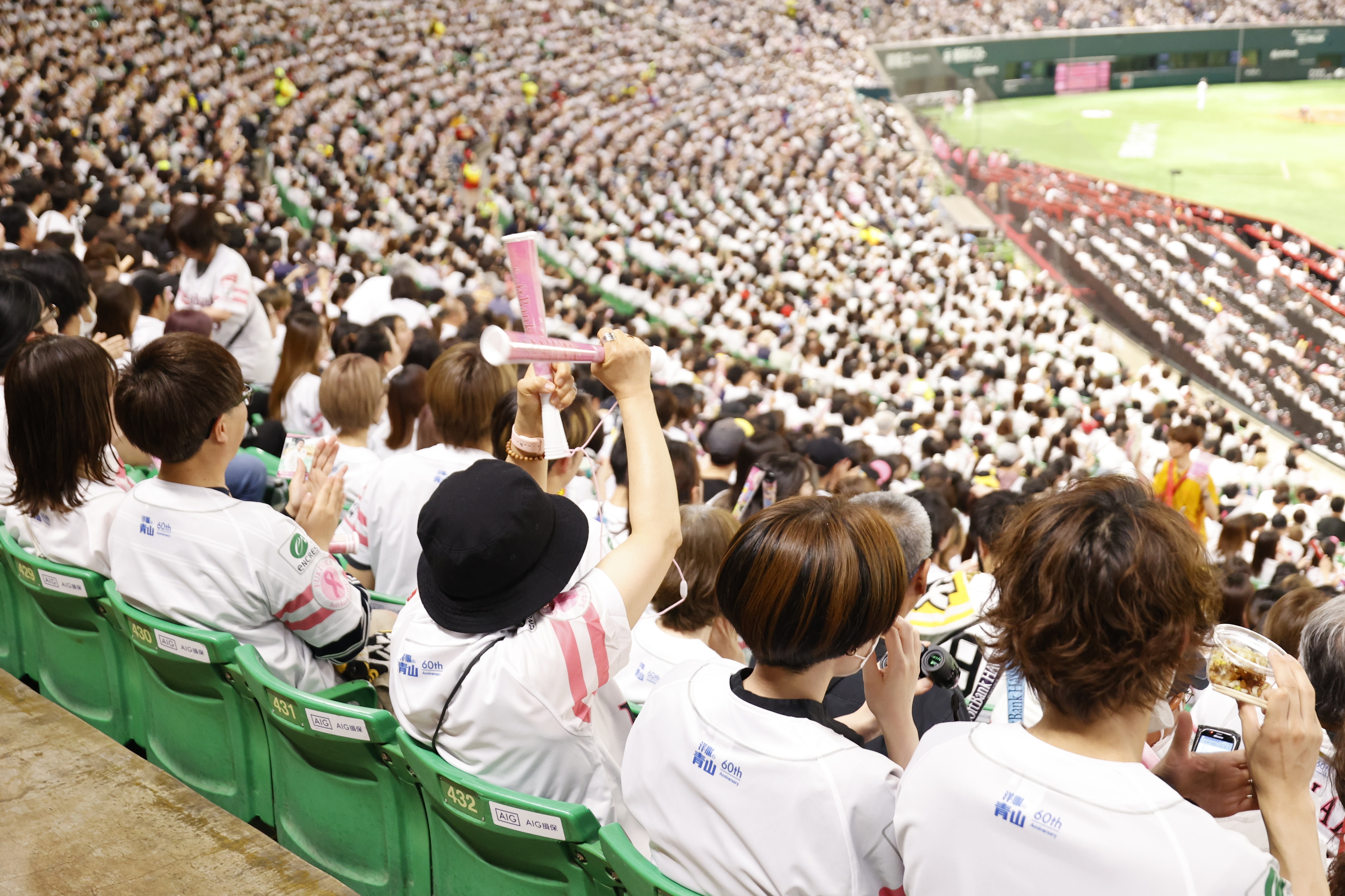 選手とファンが同じユニフォームを着たイベント試合の様子