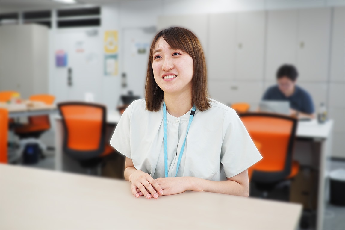 静岡オフィスの執務室でインタビューにこたえる、治験コーディネーター(CRC)のYさん