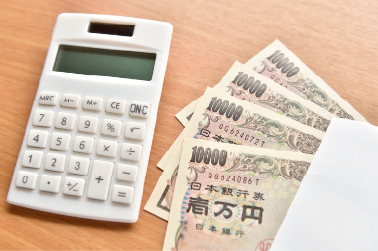 電卓と一万円札が並んだ写真