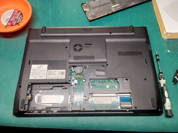 ノートパソコン純正パーツが手に入らない場合のヒンジ修理【修理 ノートパソコン純正パーツが手に入らない場合のヒンジ修理【修理