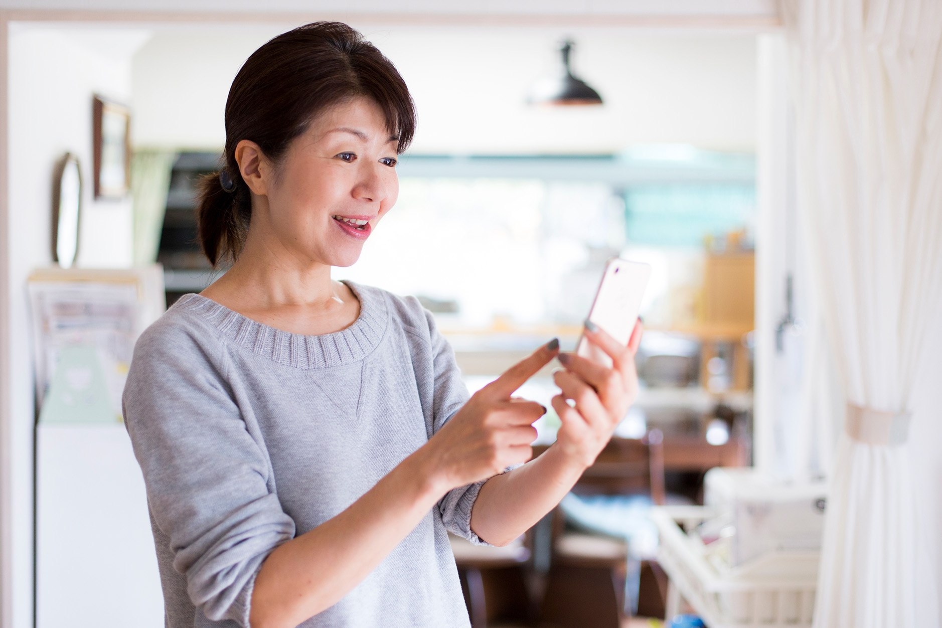 スマホを操作する女性の写真