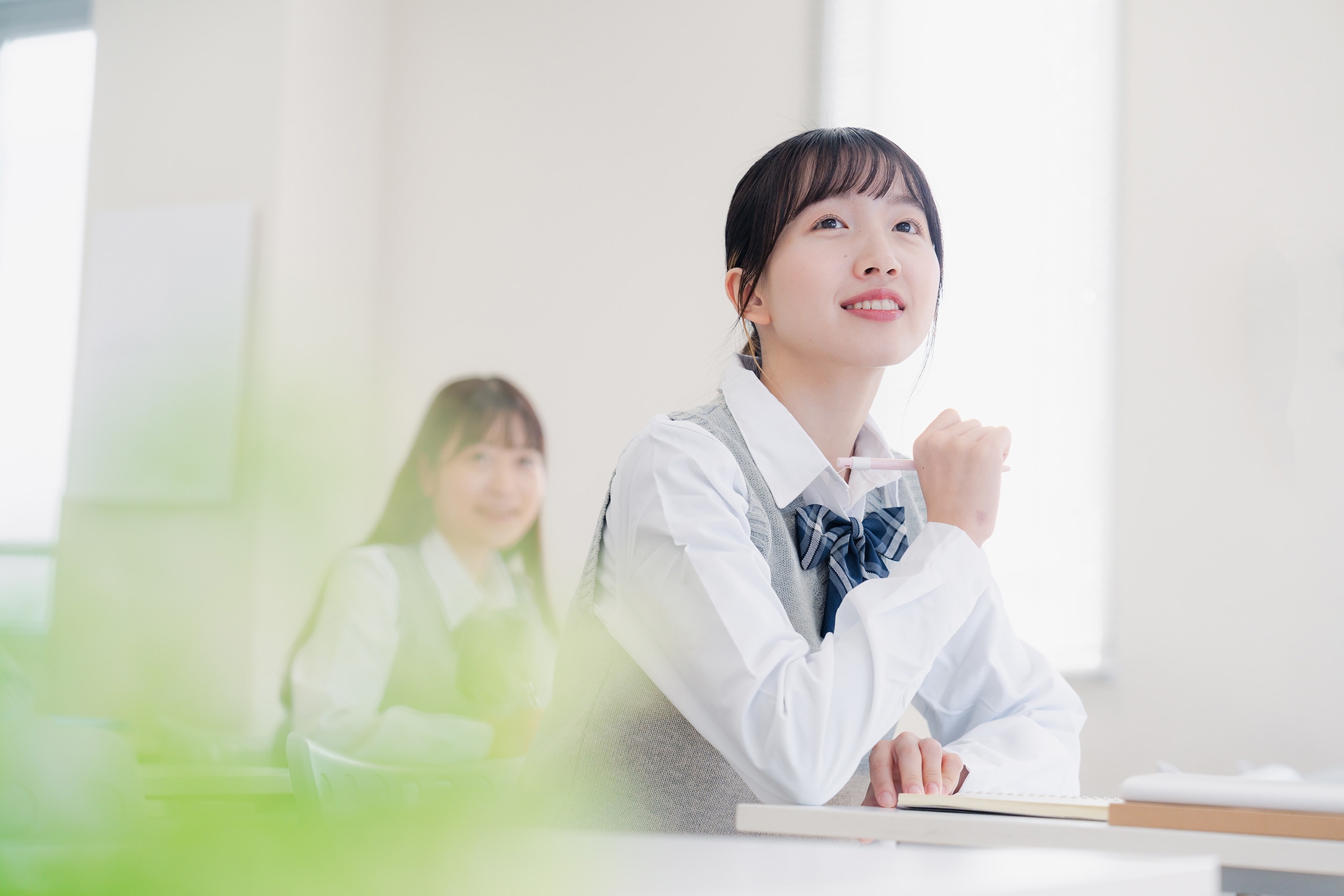 授業を受ける女子生徒の写真