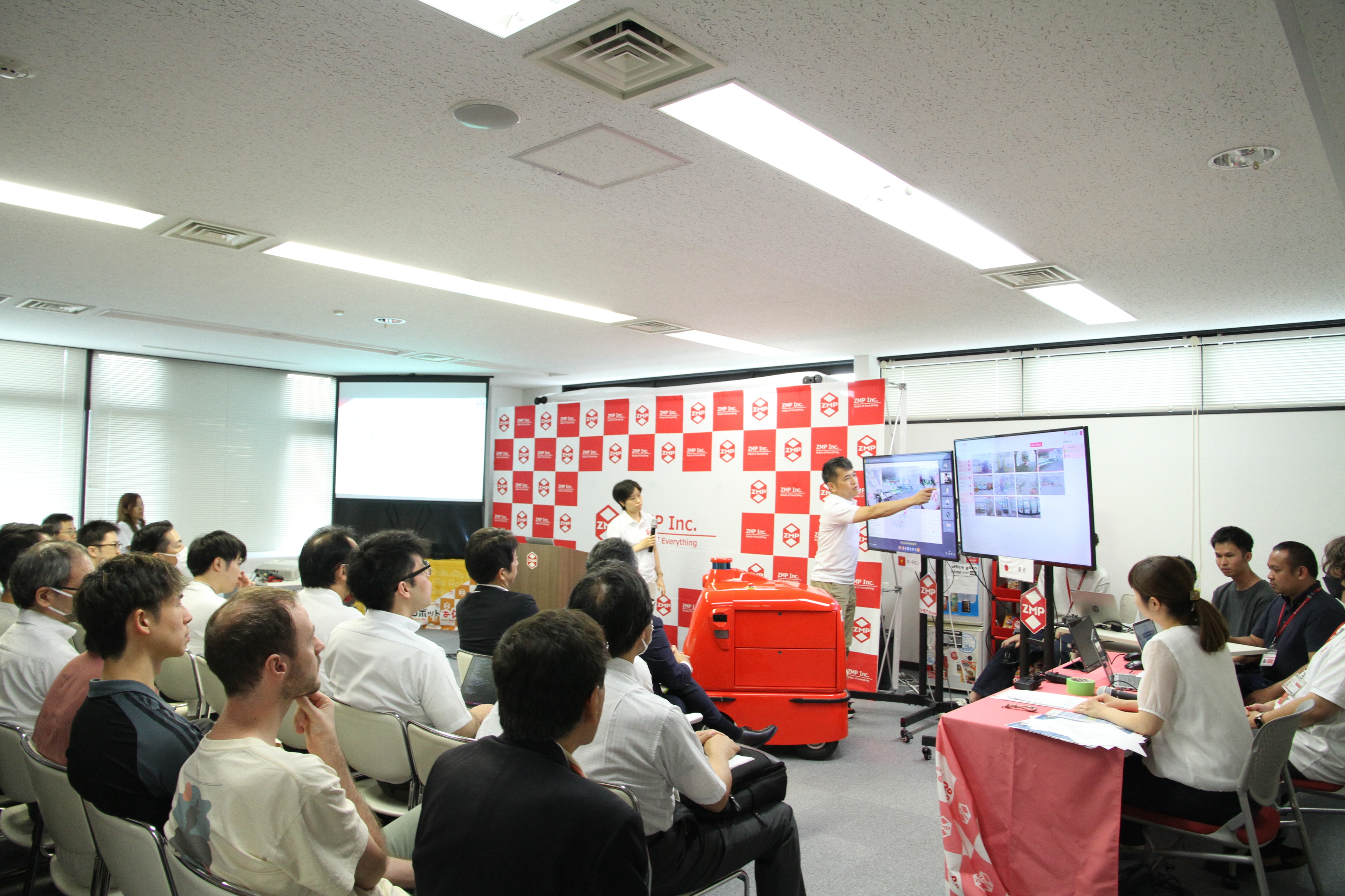 1人のオペレータで10~19台のロボットを遠隔監視 | マルチロボOS 1人のオペレータで10~19台のロボットを遠隔監視 | マルチロボOS