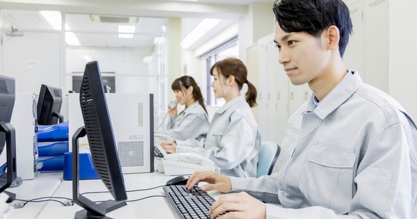 従業員の眼精疲労にはどう対策する？ 取り入れたい健康施策とは