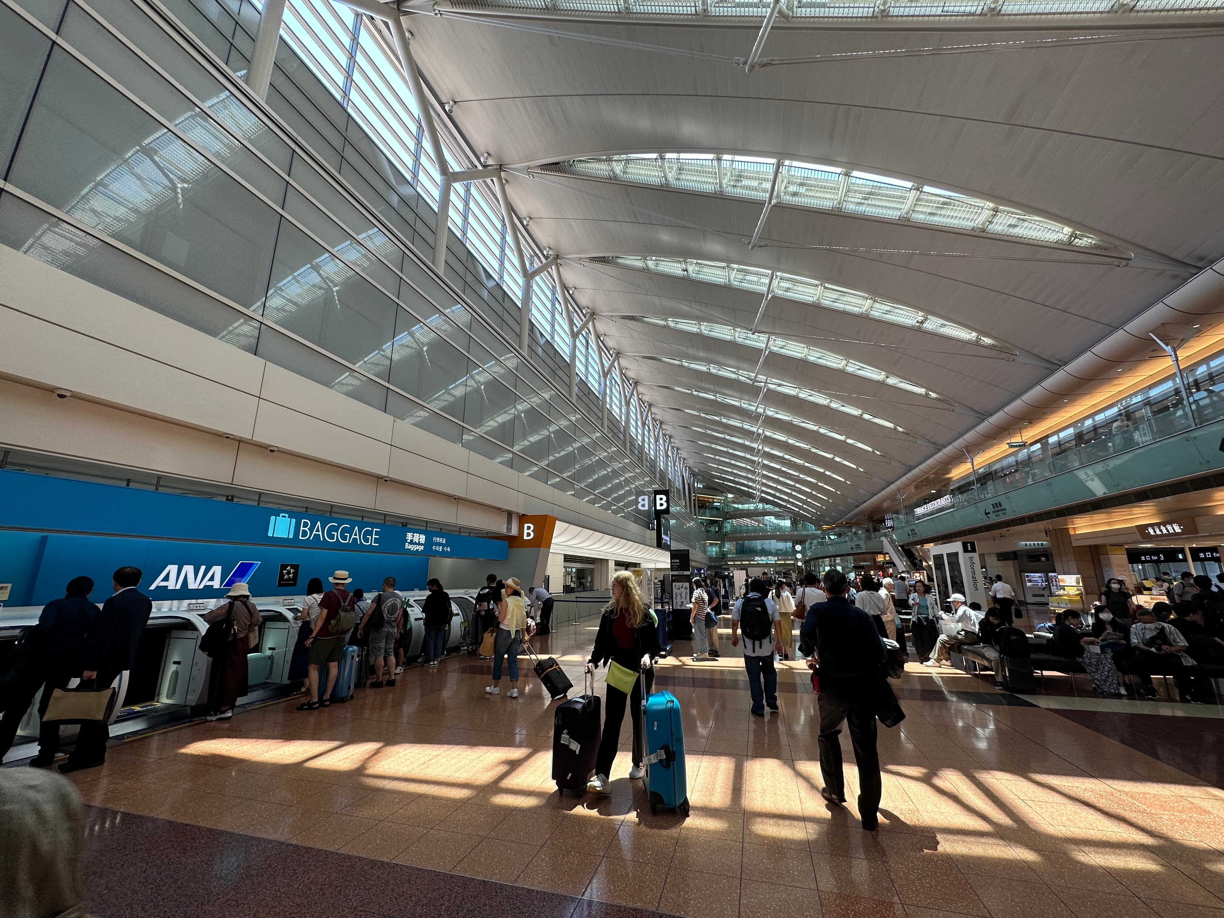羽田空港の広告なら、ADAV（Airport Dynamic Ad Vision）