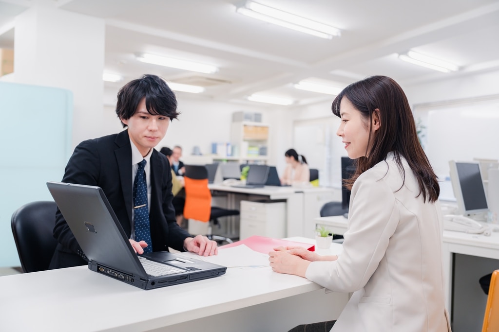 銀行で対応するビジネスマン