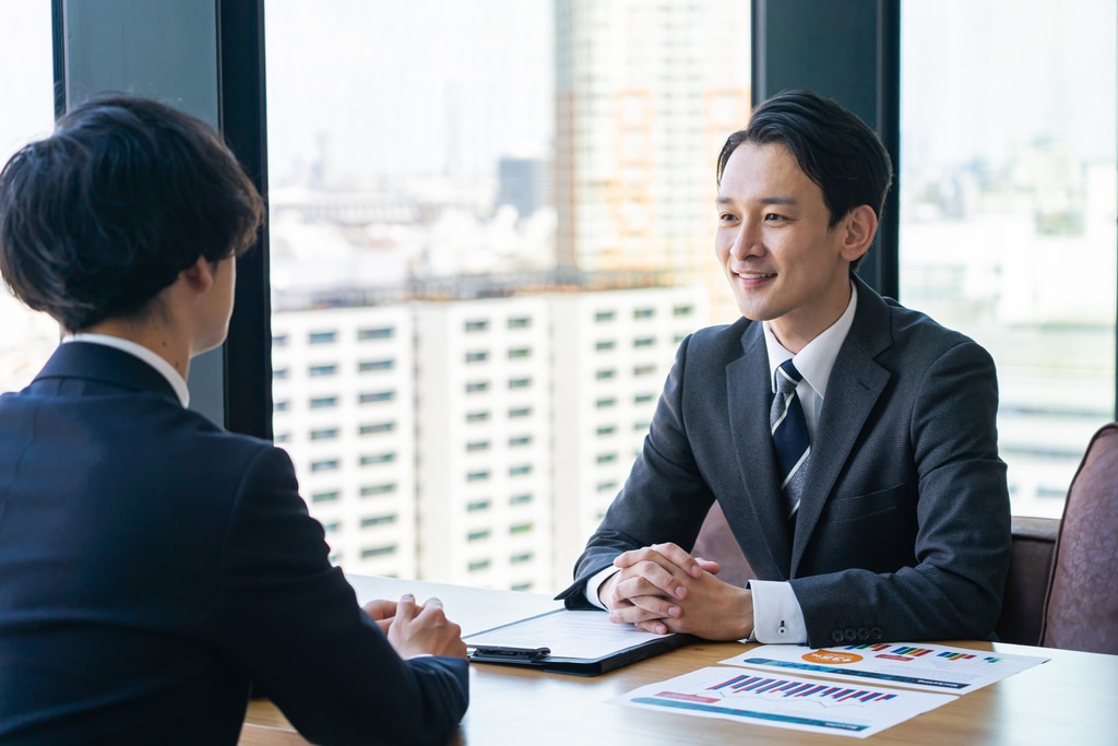 顧客と会話をし笑顔のビジネスマン