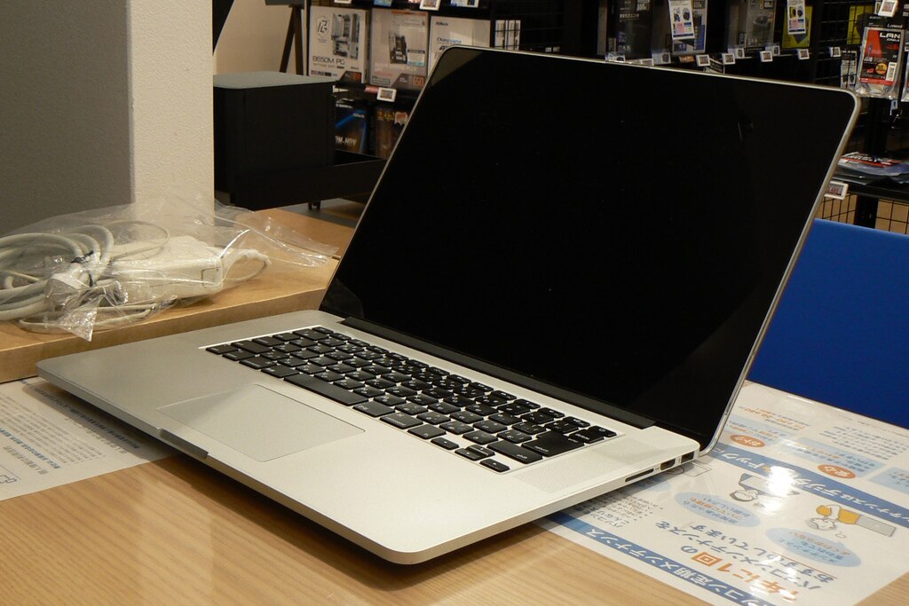 Apple MacBook Pro バッテリー膨張【修理事例】 | パソコン修理スマホ