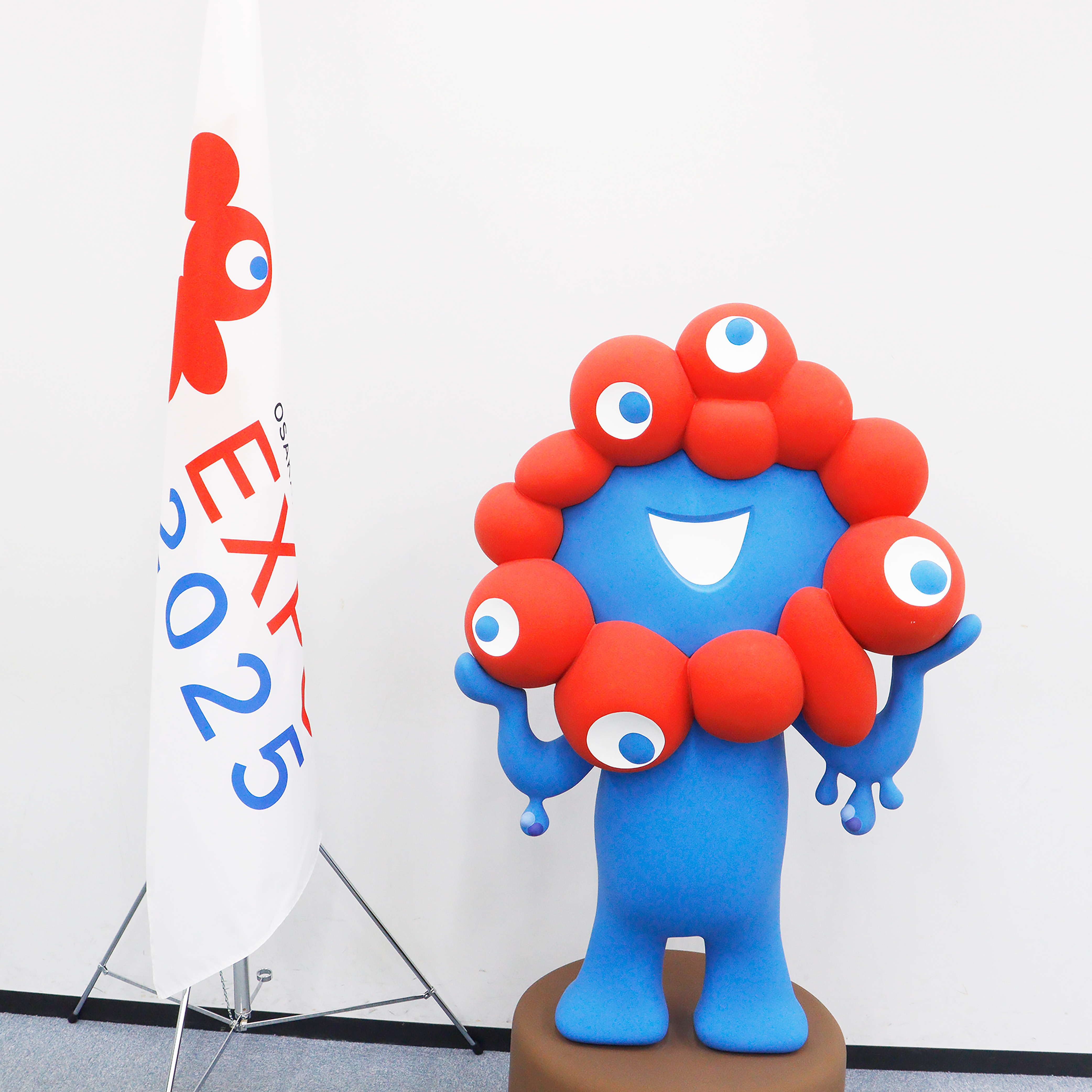 2025年日本国際博覧会公式キャラクターの「ミャクミャク」