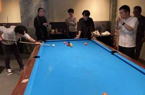 ビリヤードをしている写真