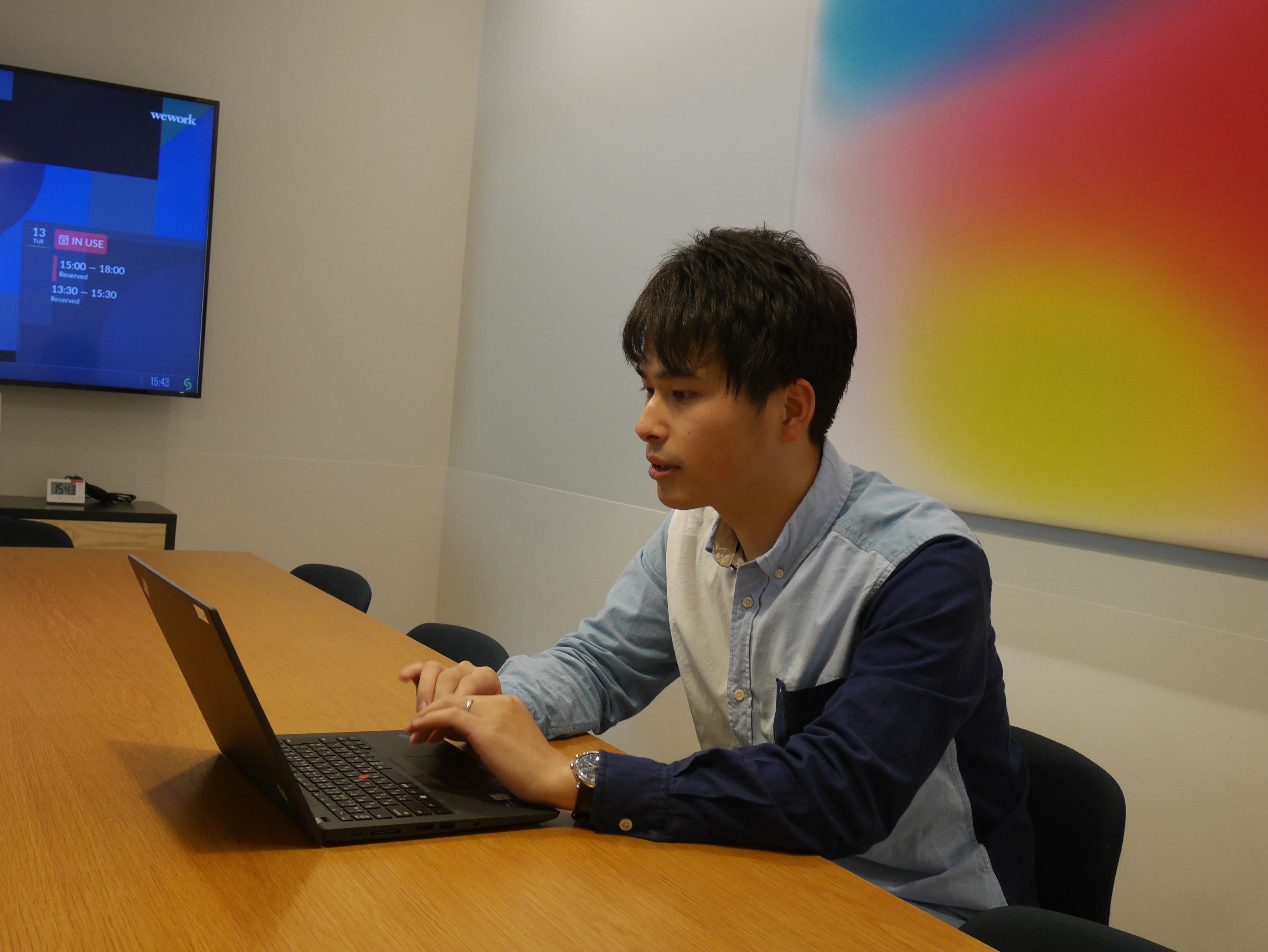 福山さんがPCに向かっている写真