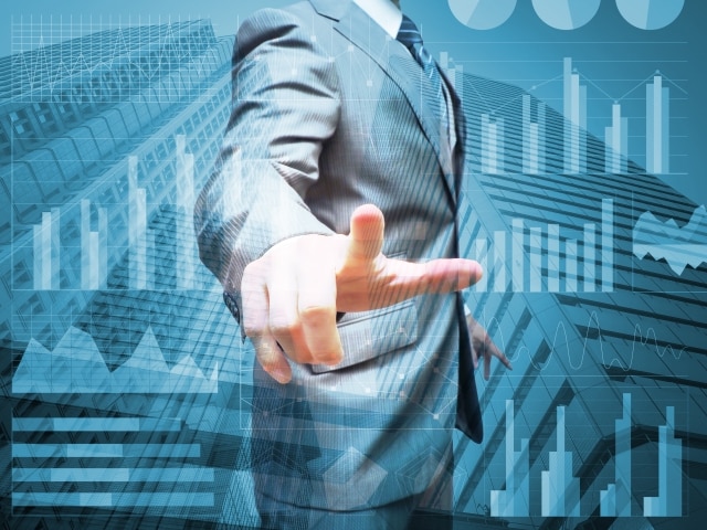 こちらに指を向けてパネルを操作している男性の写真