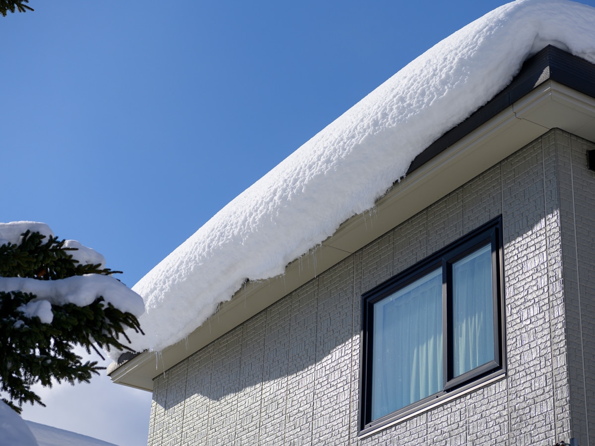 建築基準法における積雪の基準とは？積雪荷重の算定方法と屋根の落雪対策について解説