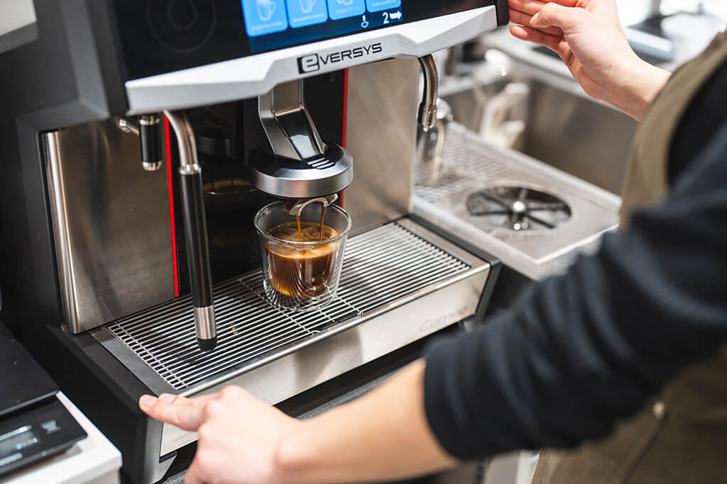 コーヒー抽出（デロンギ業務用・エバシス導入事例：ROKUMEI COFFEE CO. グランスタ丸の内店）
