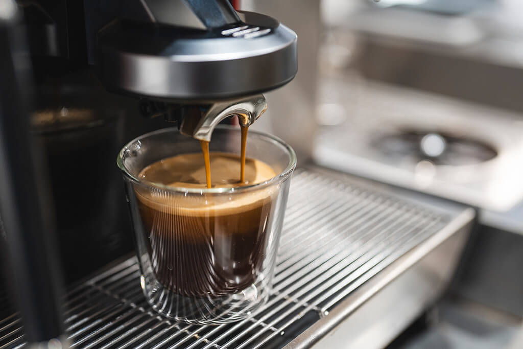 コーヒー抽出（デロンギ業務用・エバシス導入事例：ROKUMEI COFFEE CO. グランスタ丸の内店）