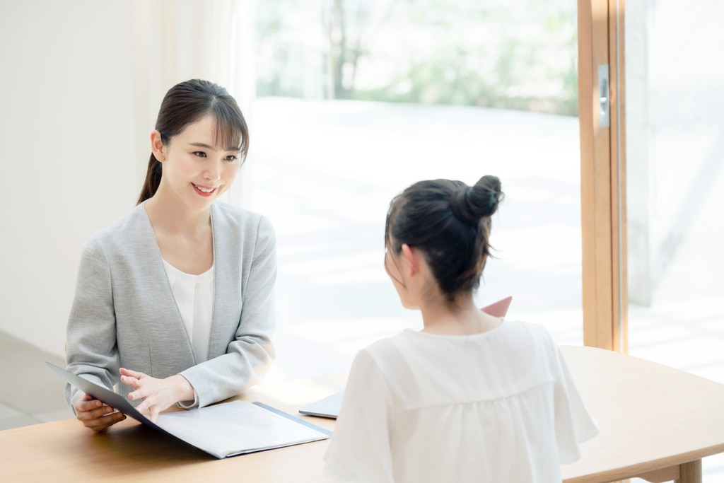 登録面談をする女性