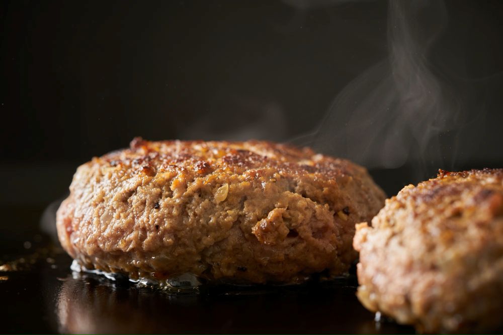 ハンバーグ　焼けている写真