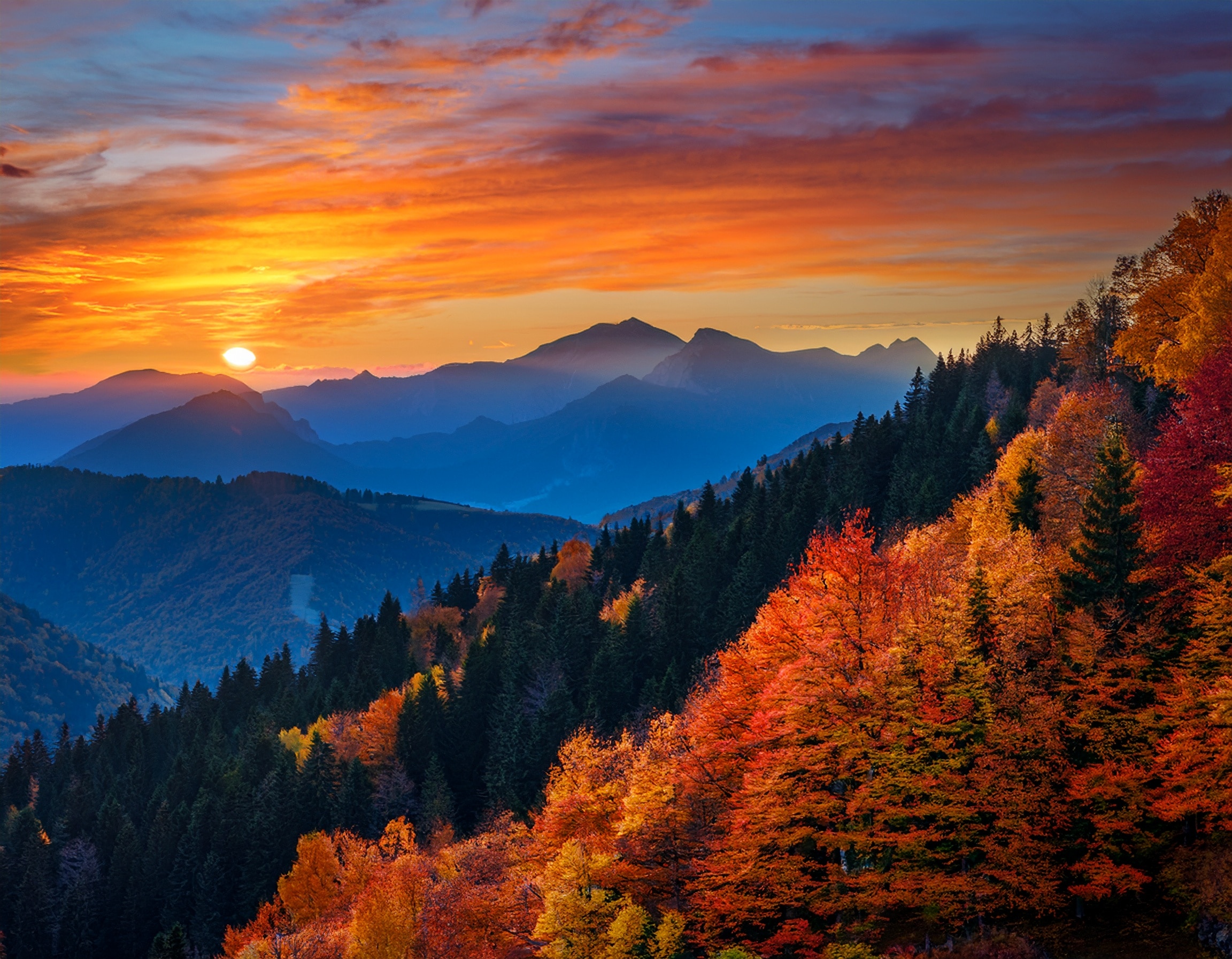 ブログ│紅葉に染まる山々とオレンジ色の空の画像