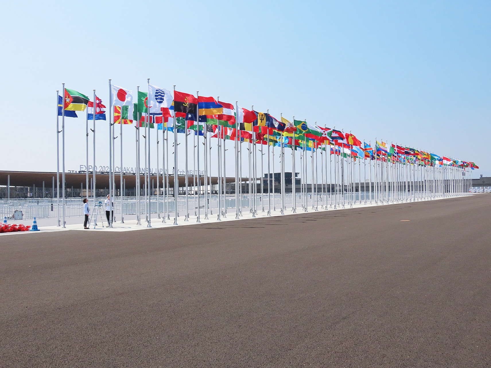 大阪・関西万博の会場に掲揚された株式会社アテナの国旗の俯瞰写真