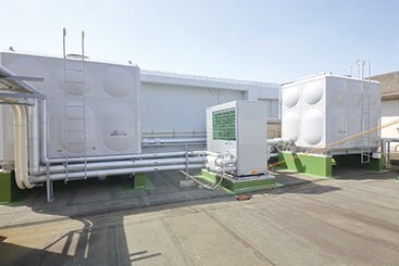 【屋上】 高効率高温水ヒートポンプと貯湯槽（２台）