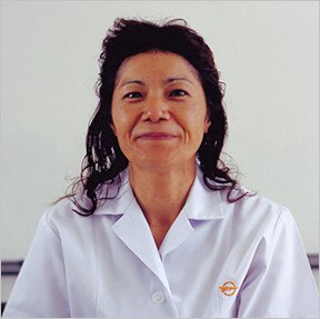 恩納村学校給食センター 調理担当  山城 きよみさま  (平成18年当時)