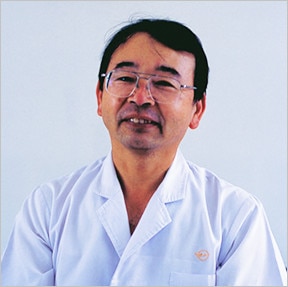 恩納村学校給食センター 調理担当  兼箇段 全康さま  (平成18年当時)