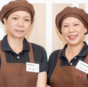 学生生協  チーフ 名嘉真 美千代さま（右）  調理スタッフ 新里 美雪さま（左）