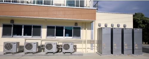 小型業務用エコキュート（中間期加熱能力7.2kW)×5台（うち4台は連結）