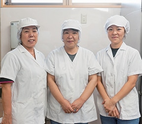 調理スタッフ　前城 香代子さま 比嘉 千穂さま 上原 徳子さま