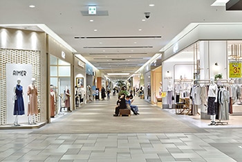 フロア内も広々として快適