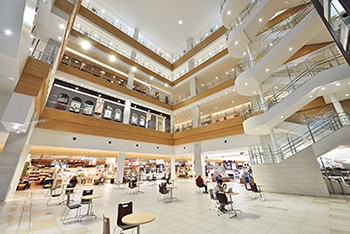 館内２カ所に設置される大型の吹き抜け。各種イベントのほか、憩いの場としても活用されている。