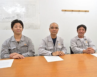 圧延部 次長 仲村 将さま、圧延部圧延課 職長 石原 昌明さま、圧延部圧延課 當山 瑞樹さま