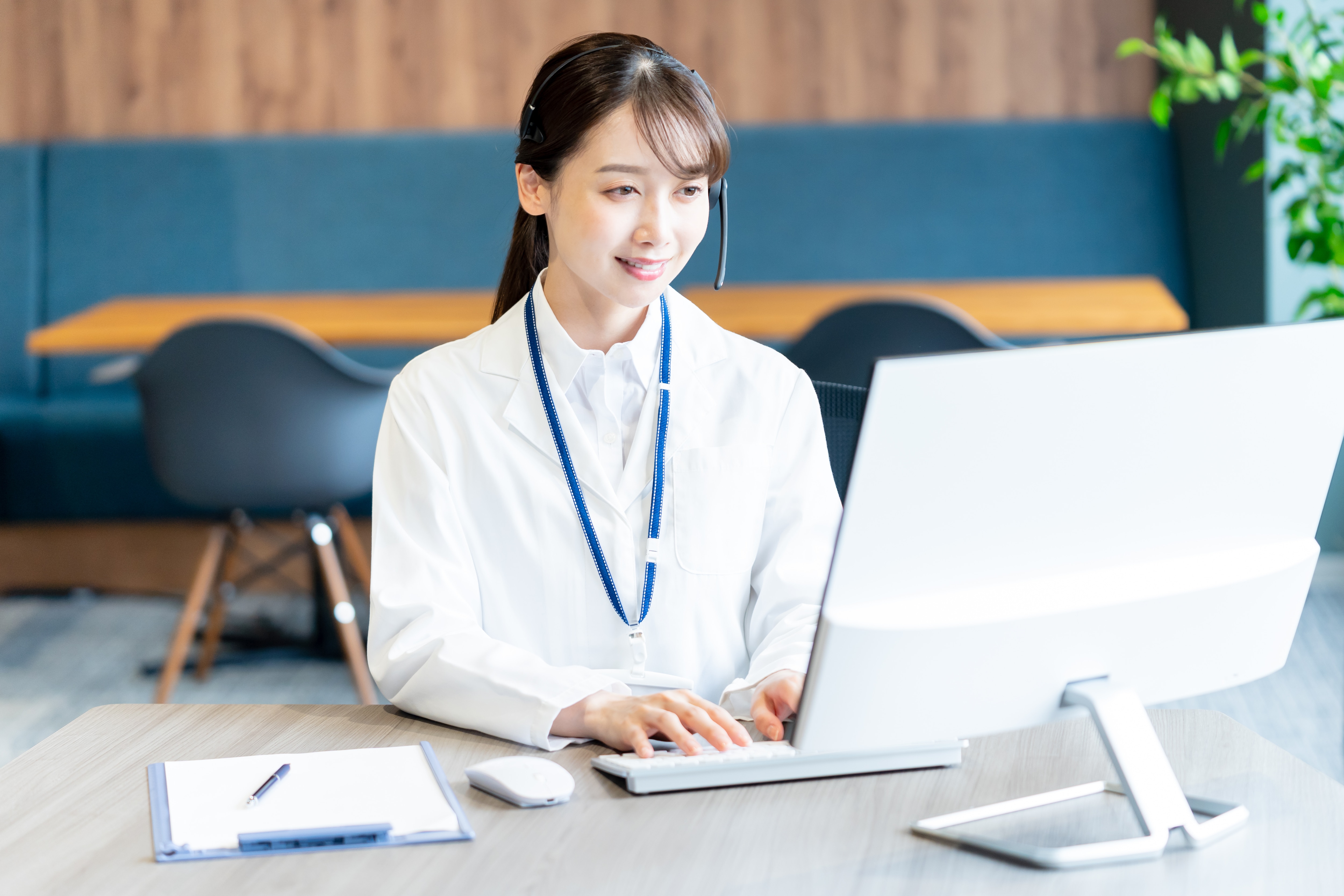 ヘッドセットをつけてPC作業をする女性