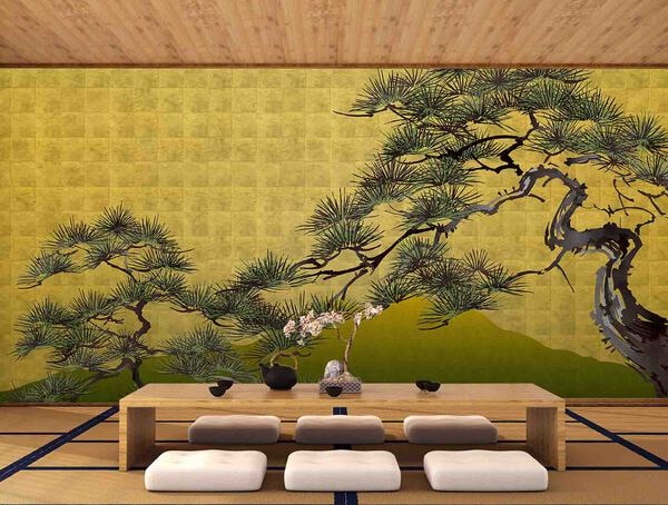 かっこいい松の壁紙が貼られた旅館の客室