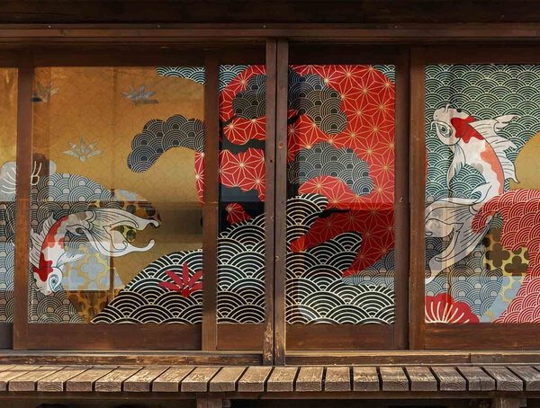 和柄と金魚のイラストのガラスフィルムが貼られた日本家屋の窓