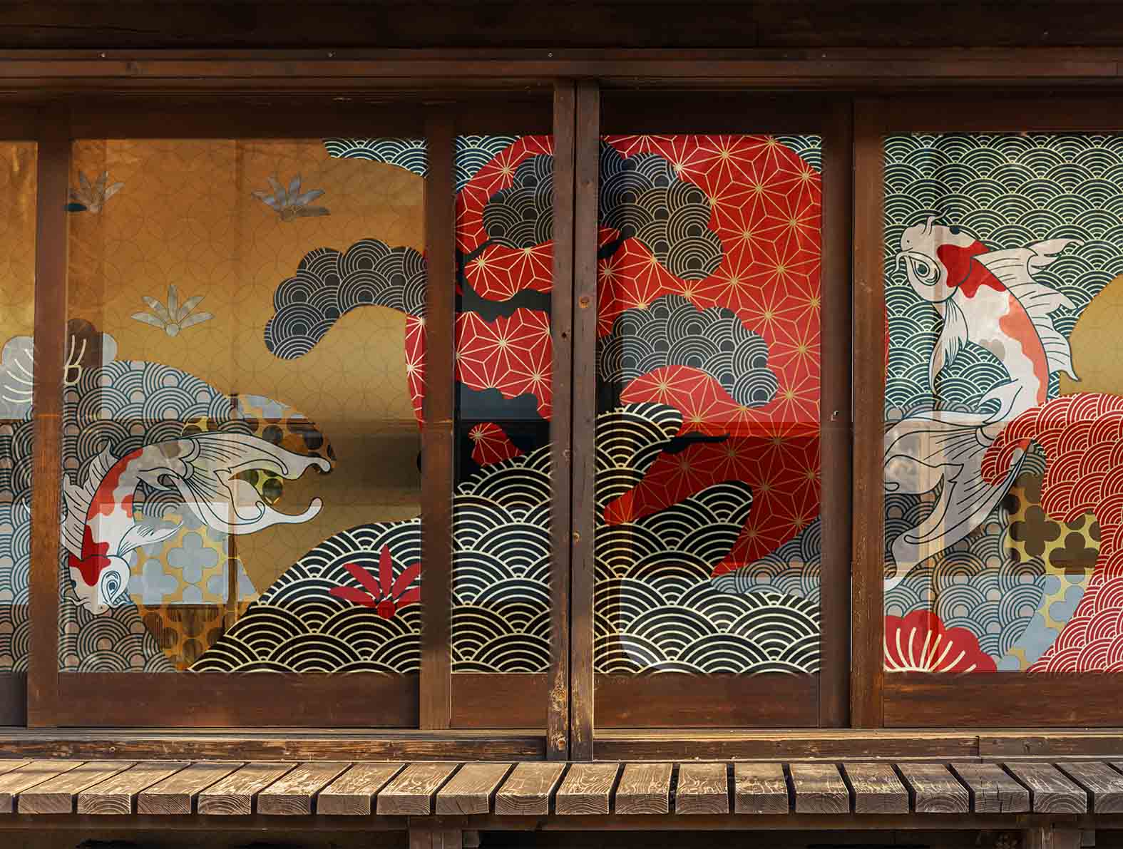 和柄と金魚のイラストのガラスフィルムが貼られた日本家屋の窓