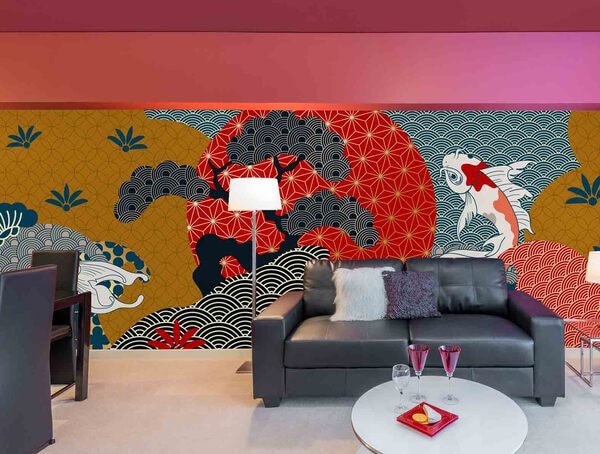 和柄と金魚のイラストの壁紙が貼られたホテルの客室