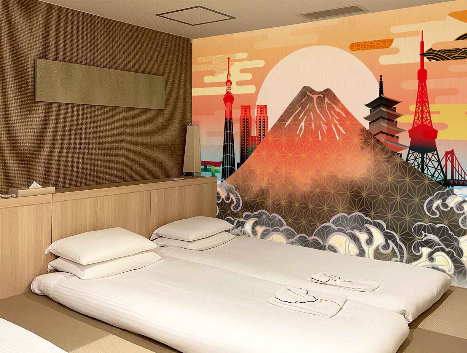 赤富士やスカイツリーのイラストの壁紙が貼られた客室