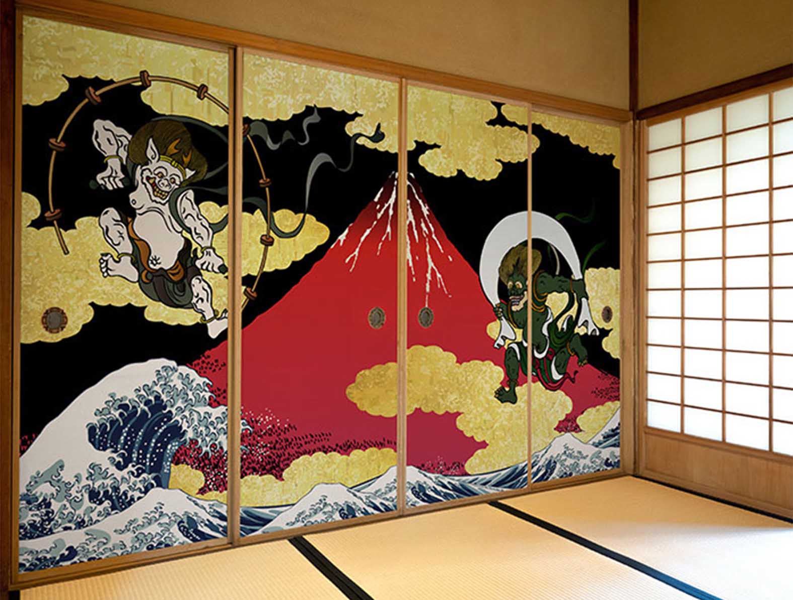 赤富士や風神雷神のイラストの壁紙が貼られた和室の襖