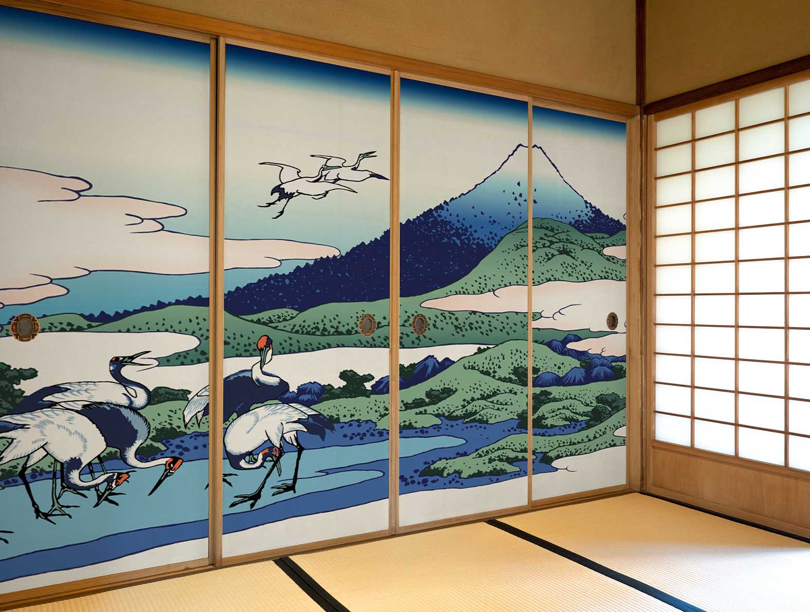 鶴と富士山のイラストの壁紙が貼られた和室