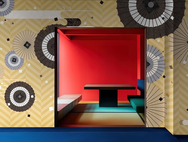 和傘のイラストの壁紙が貼られた飲食店