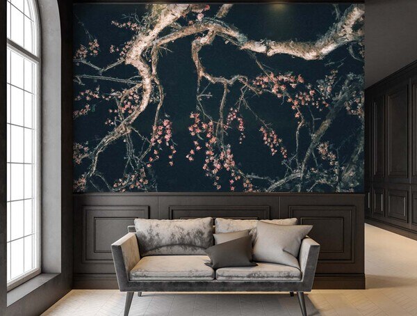 花が咲いた木の絵の壁紙が貼られたロビー