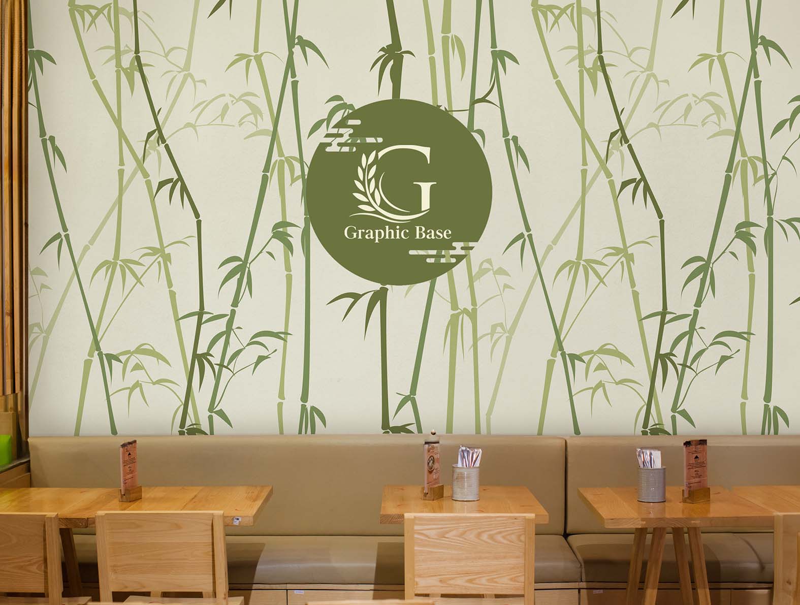 竹のイラストの壁紙が貼られたカフェ店内