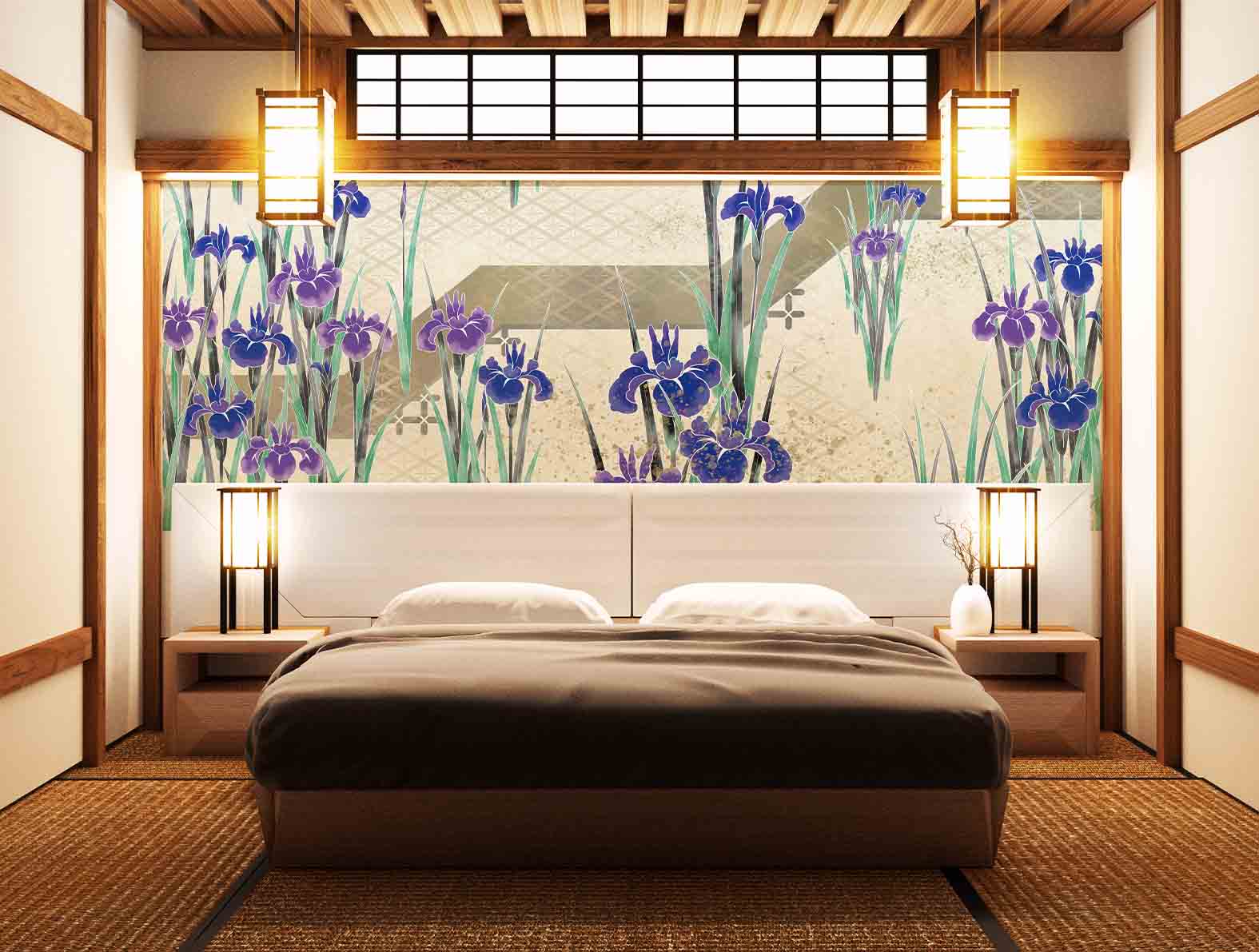和柄と杜若のイラストの壁紙が貼られた客室