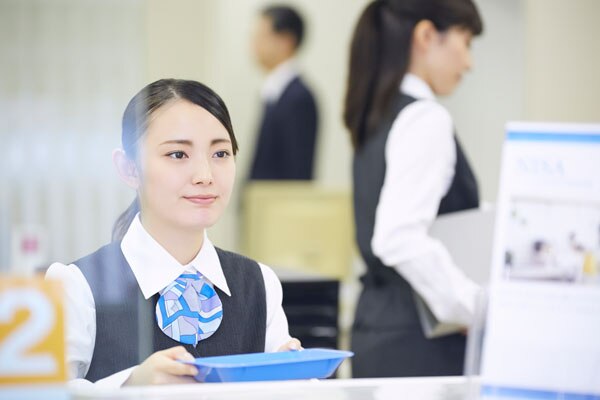 銀行窓口画像
