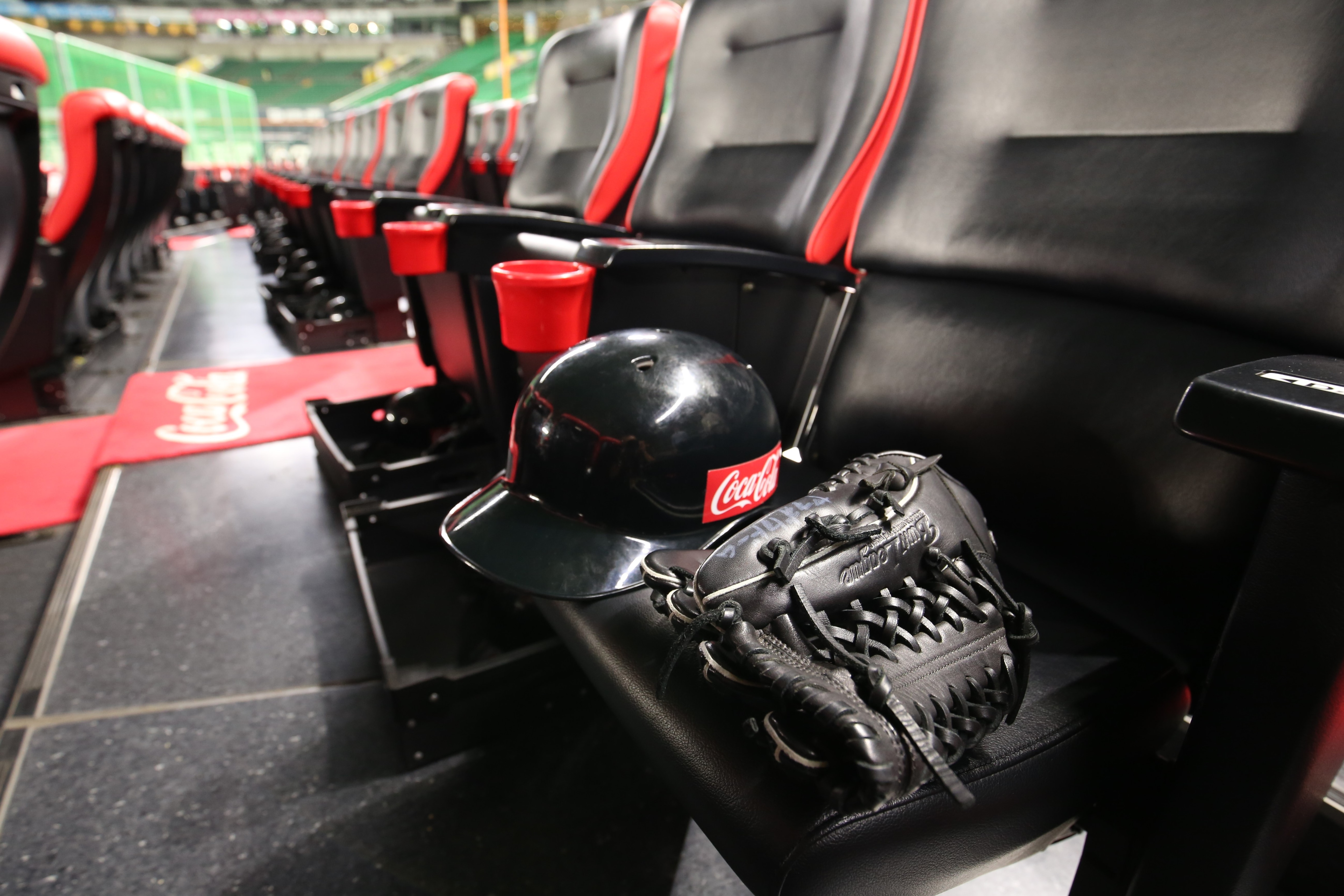 ドーム内看板・観客席広告の事例｜コカ・コーラ