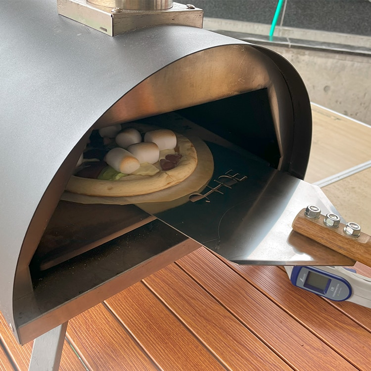 ペレット釜でピザを焼く様子