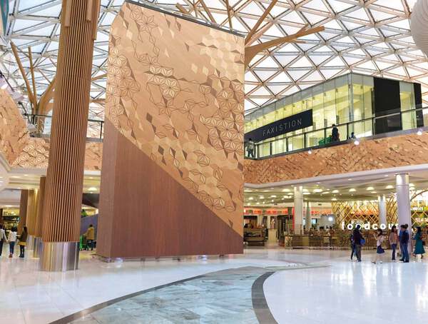 木目調の麻の葉模様の壁紙が貼られた商業施設